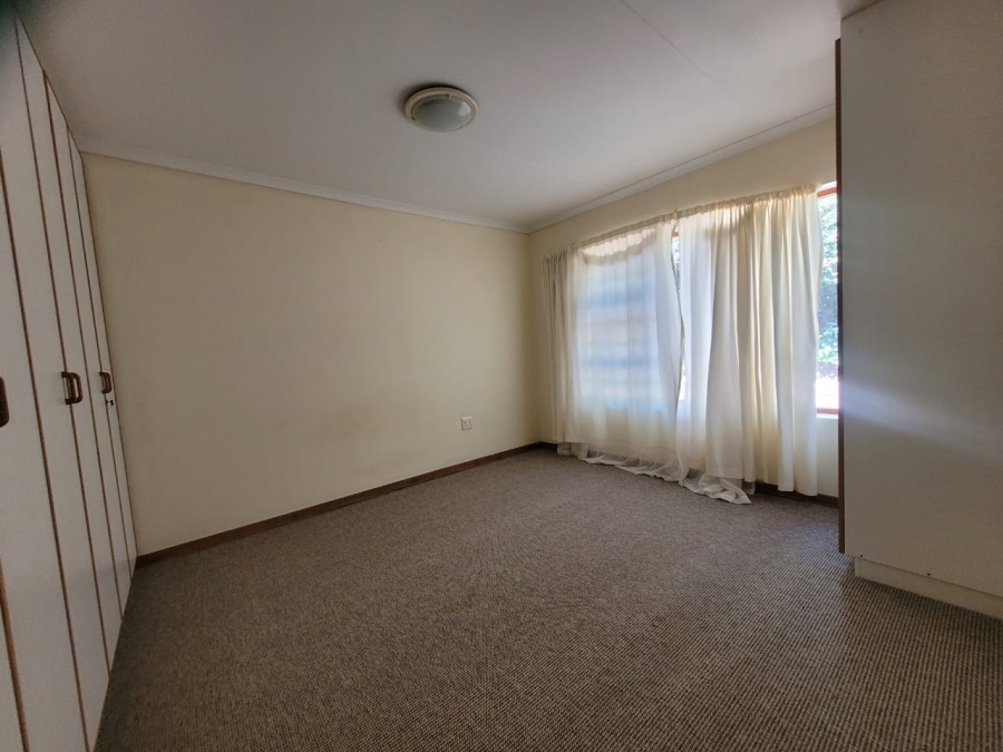 To Let 4 Bedroom Property for Rent in Wavecrest Eastern Cape